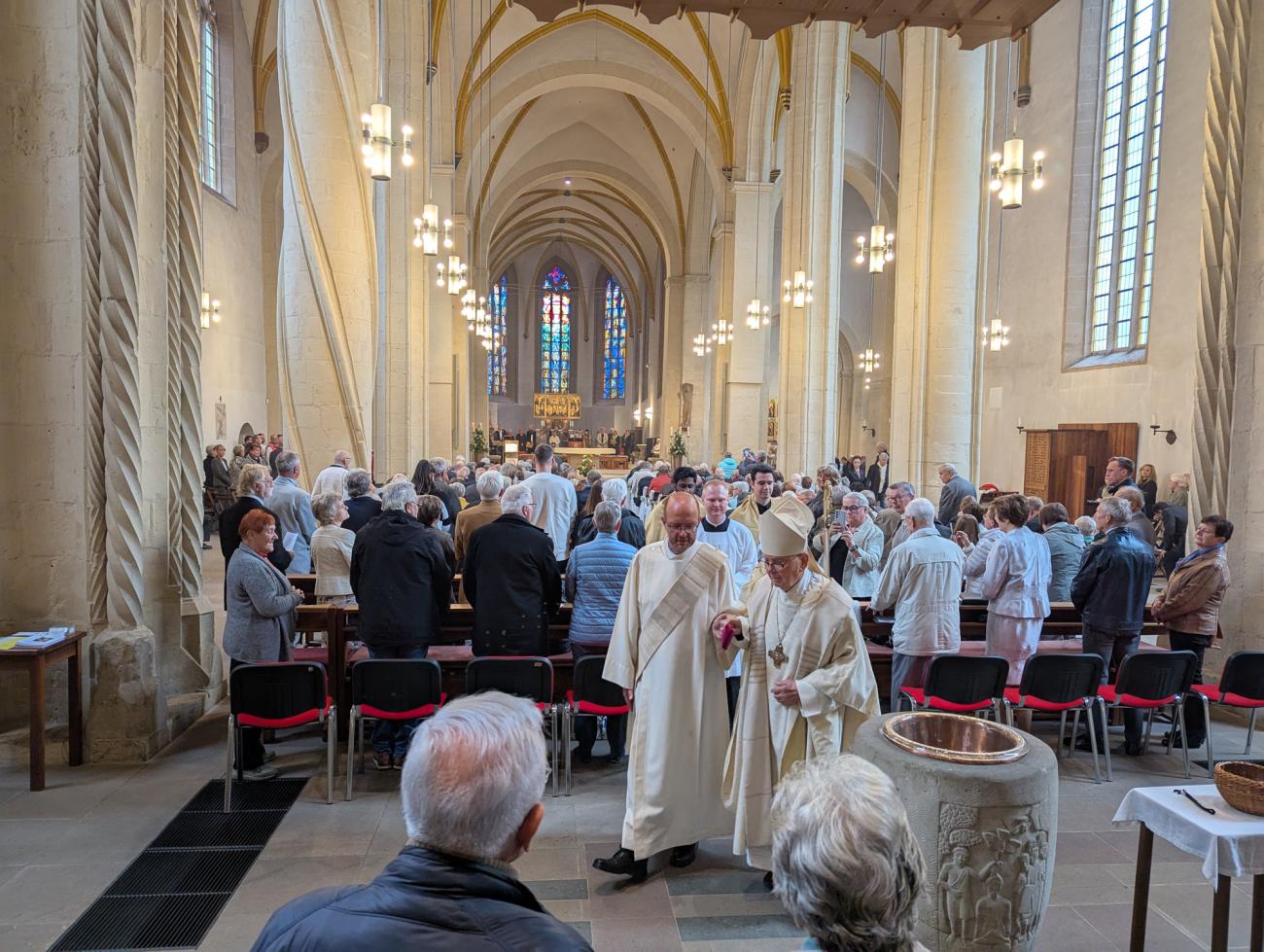 Menschen im Gottesdienst