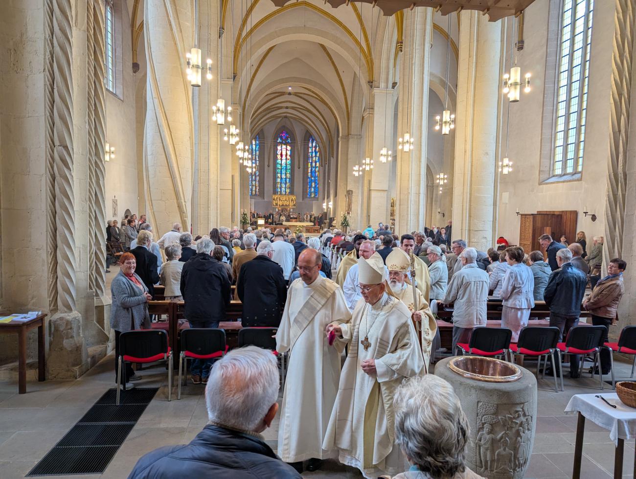 Menschen im Gottesdienst
