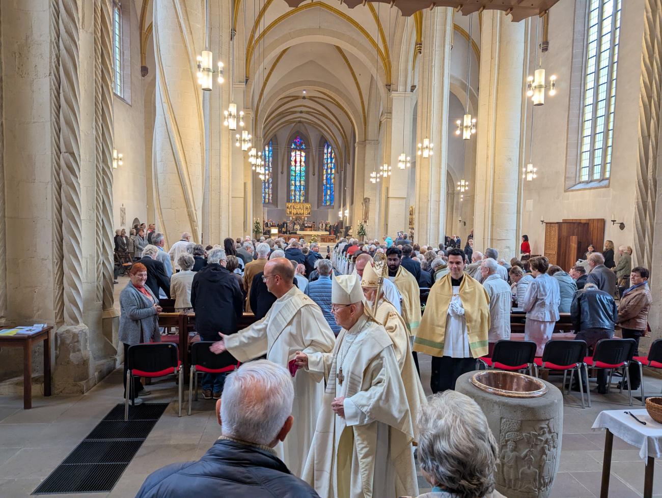 Menschen im Gottesdienst