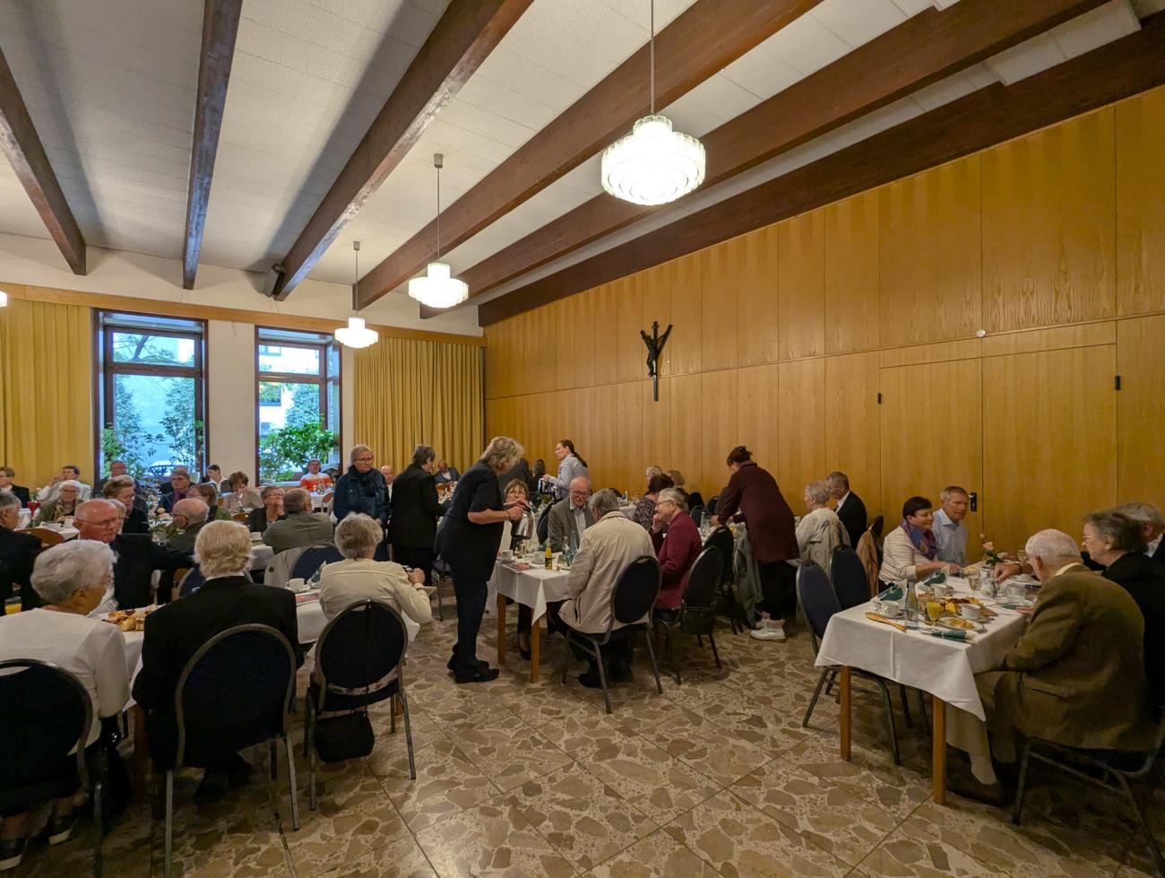 Menschen im Gottesdienst