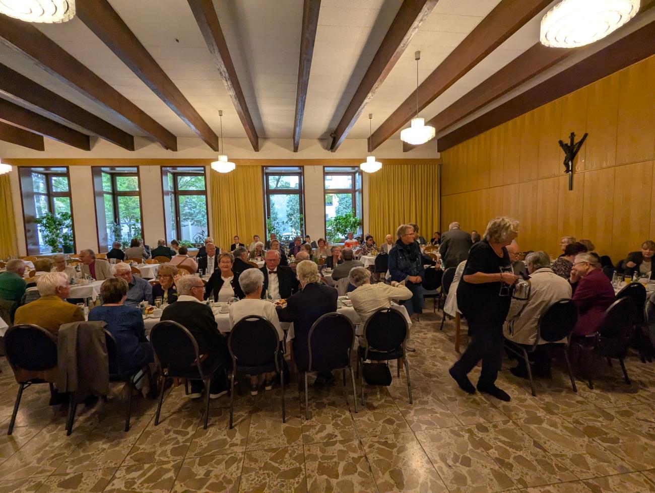 Menschen im Gottesdienst
