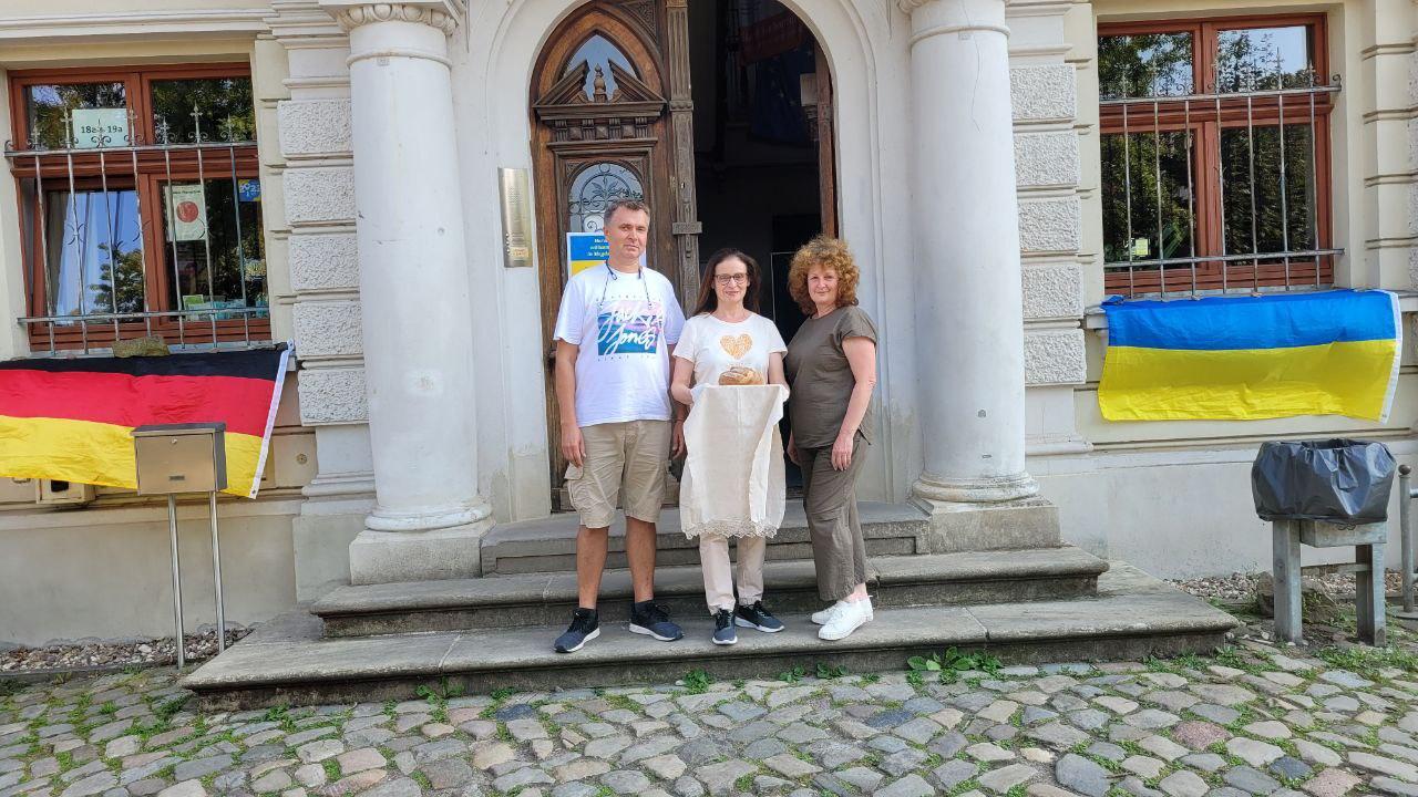 Menschen vor einem Haus