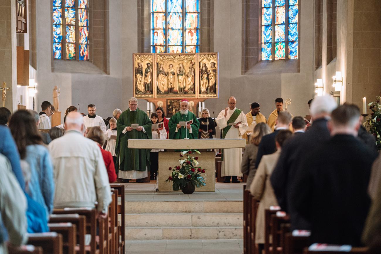 Menschen im Gottesdienst