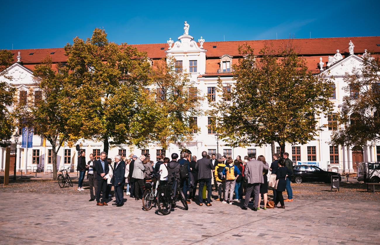 Menschen auf einem Platz