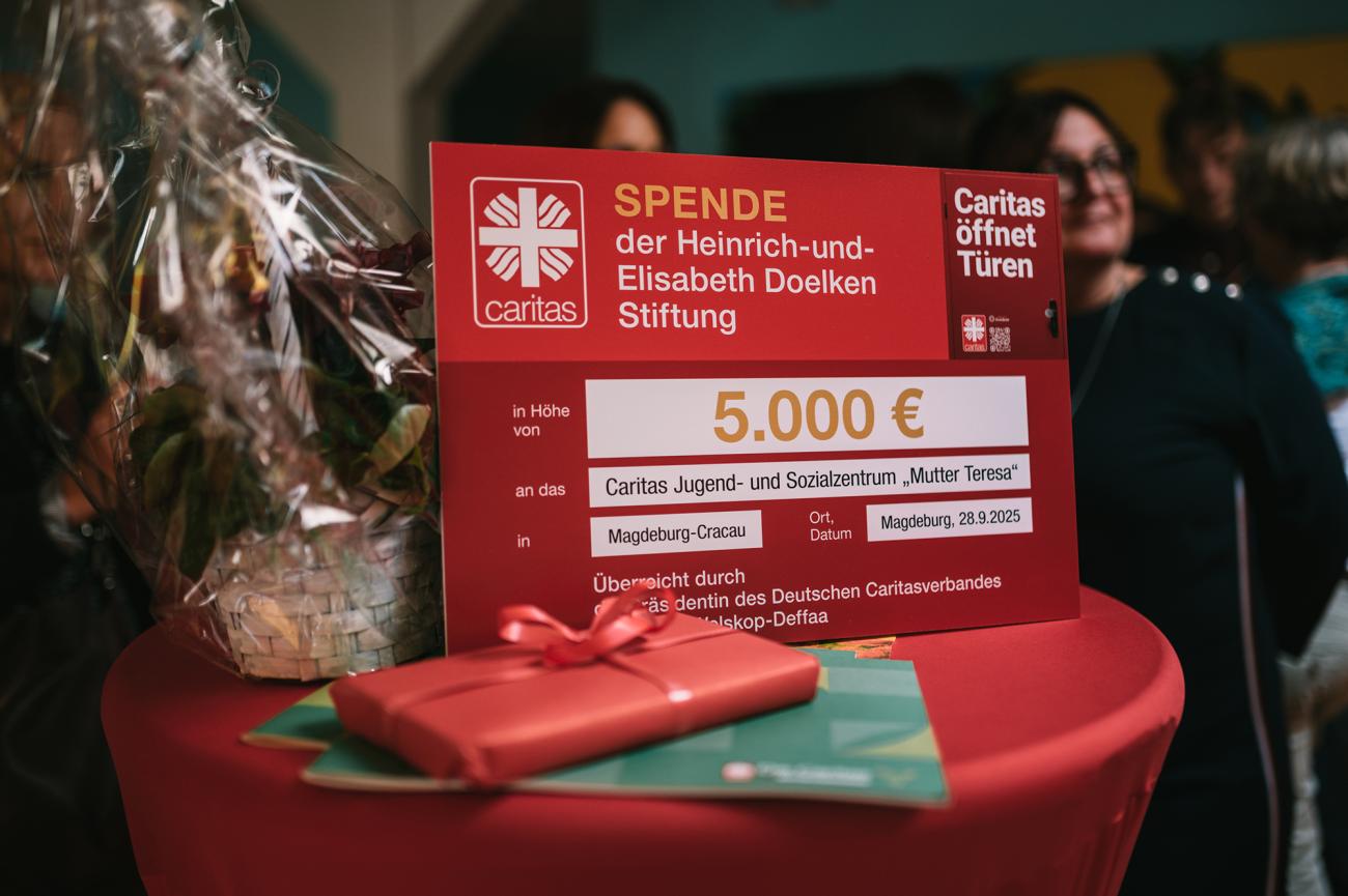 Ansicht Spendencheck über 5000 Euro an das Caritas Jugend- und Sozialzentrum "Mutter Teresa"