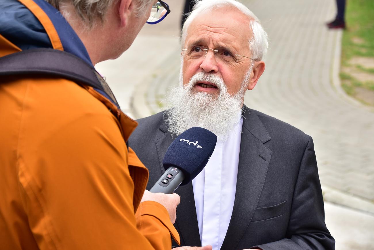 Interview, Reporter mit Mikrofon im Bildanschnitt