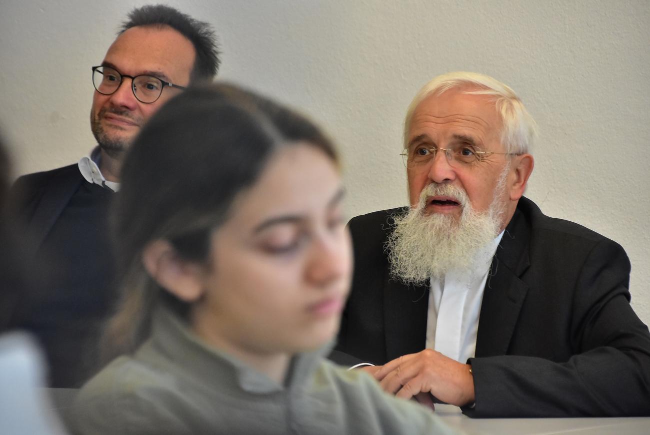 Menschen im Podium