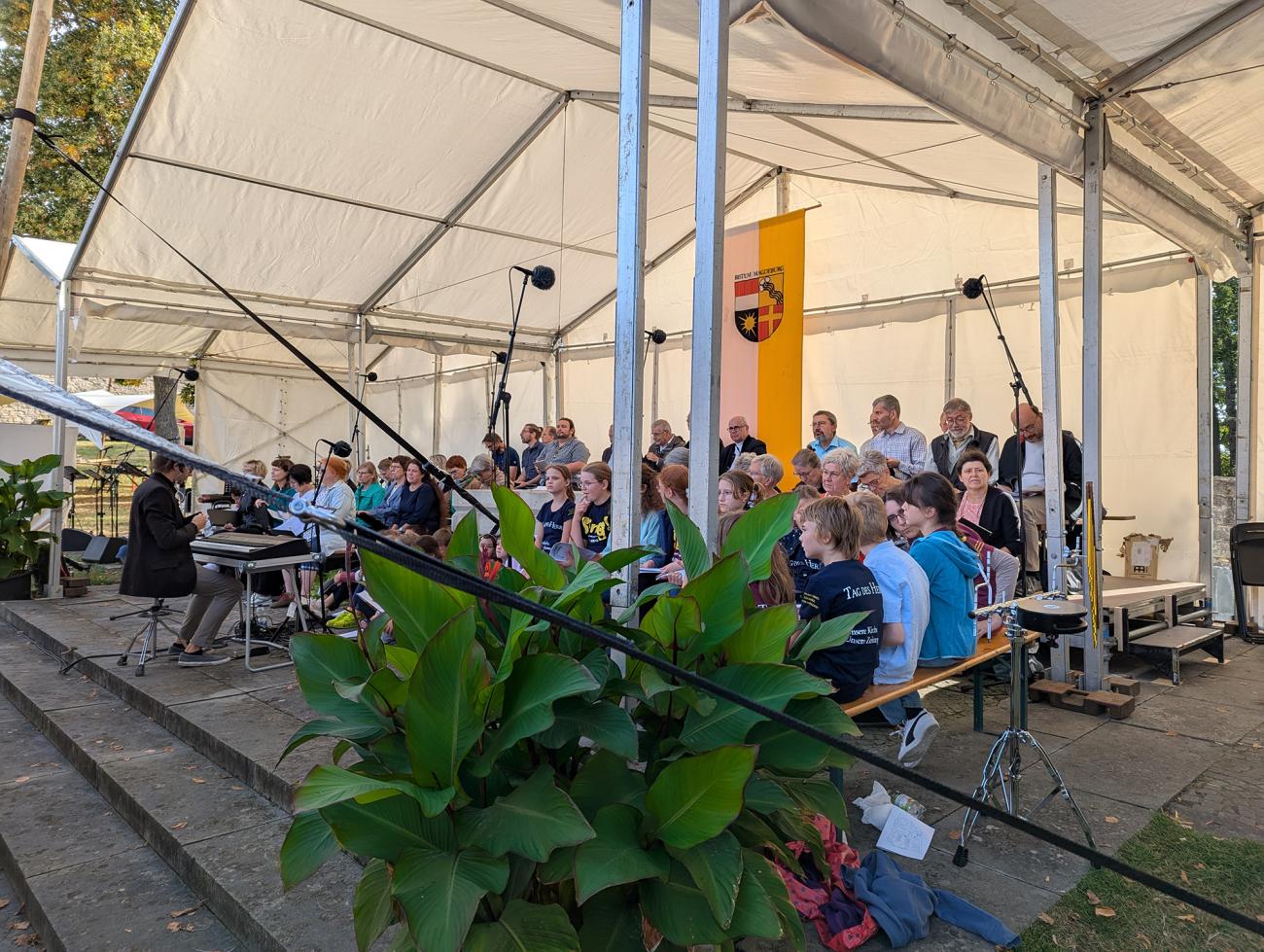 Impressionen Bistumswallfahrt 2025, Blick auf die Bühne