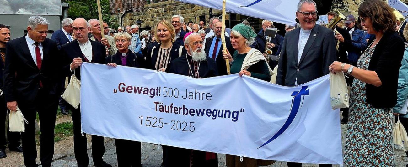 Menschen halten ein Banner