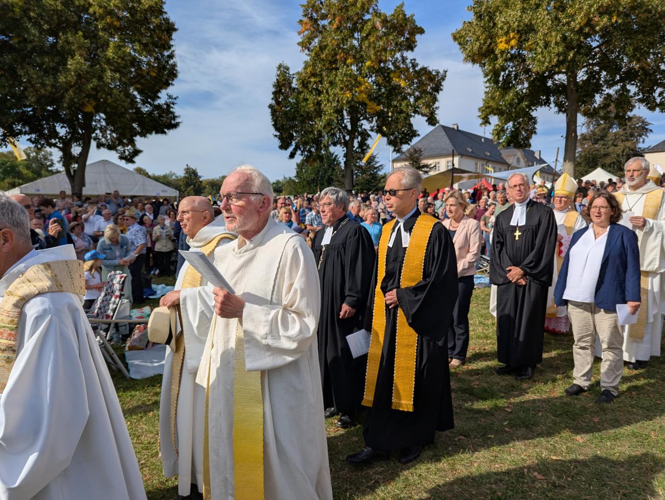 Menschen auf einer Wiese