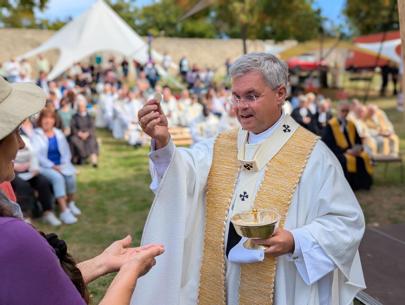Ein Priester bei der Kommunion