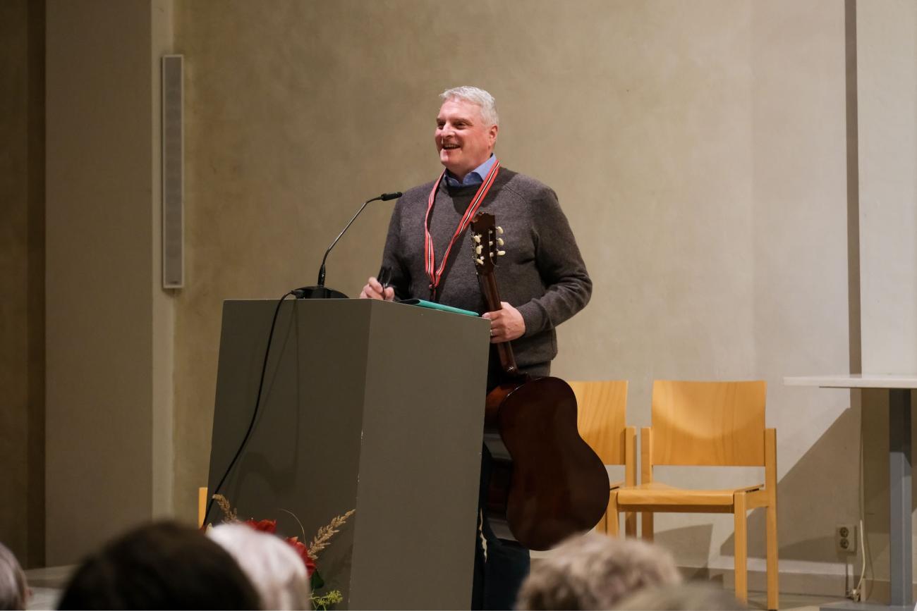 Menschen in einer Kirche