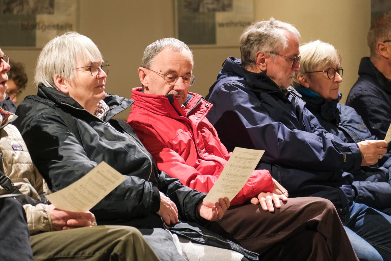 Menschen in einer Kirche