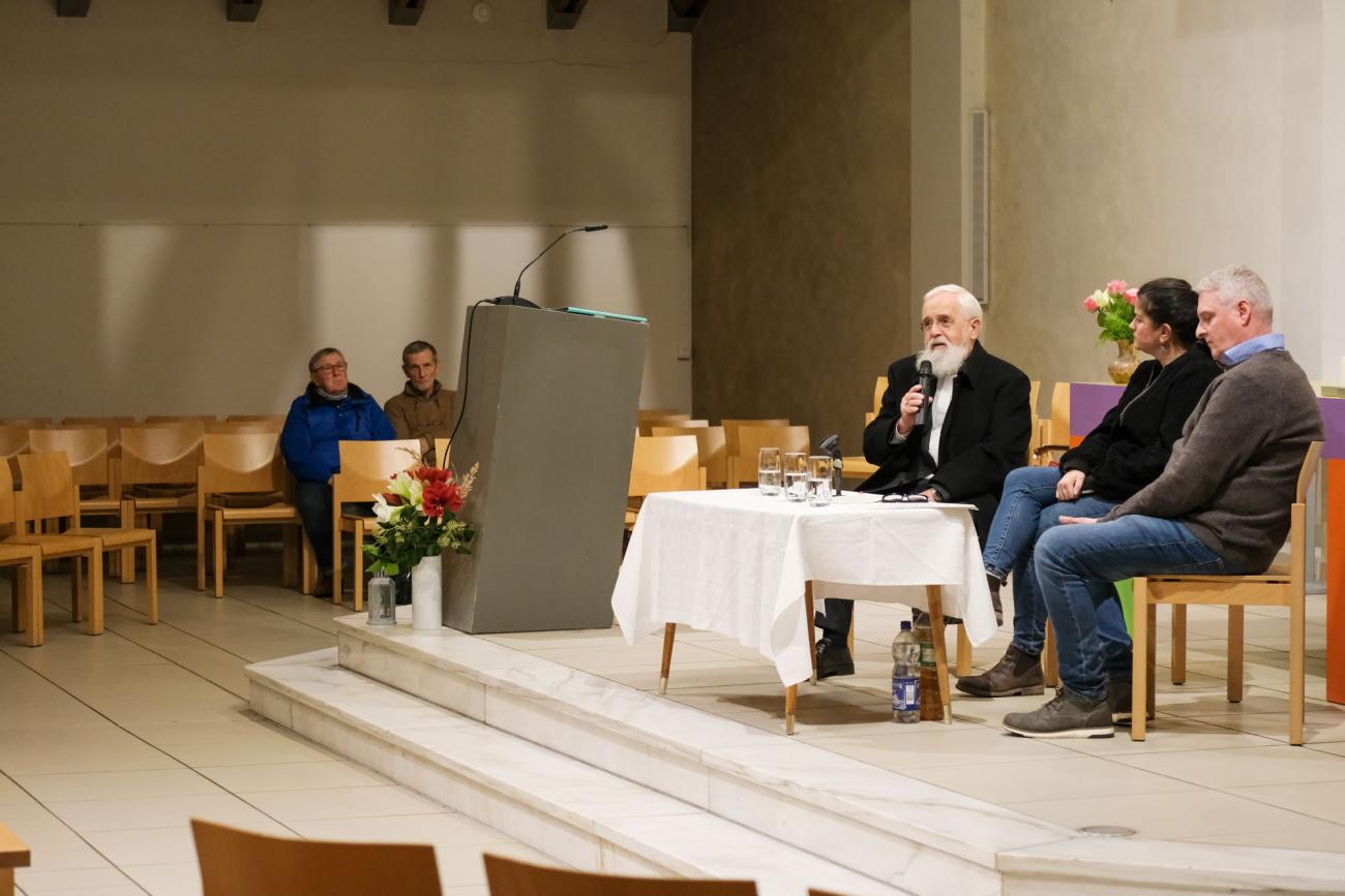 Menschen in einer Kirche