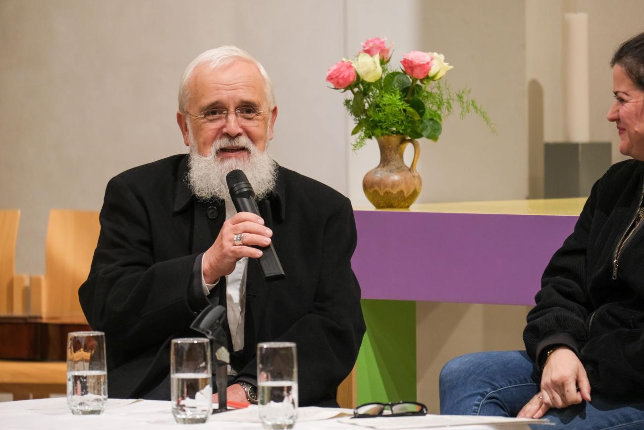 Menschen in einer Kirche