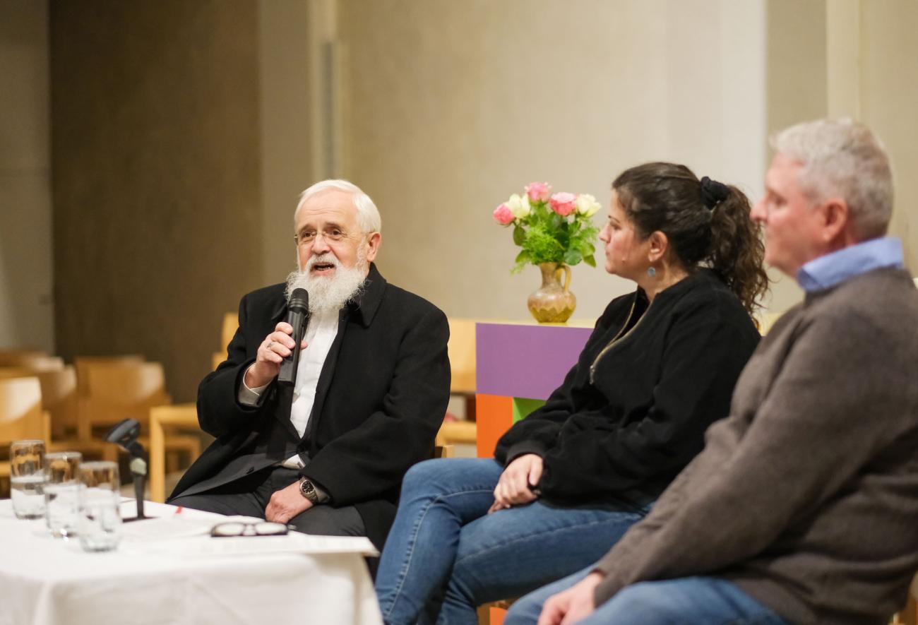 Menschen in einer Kirche