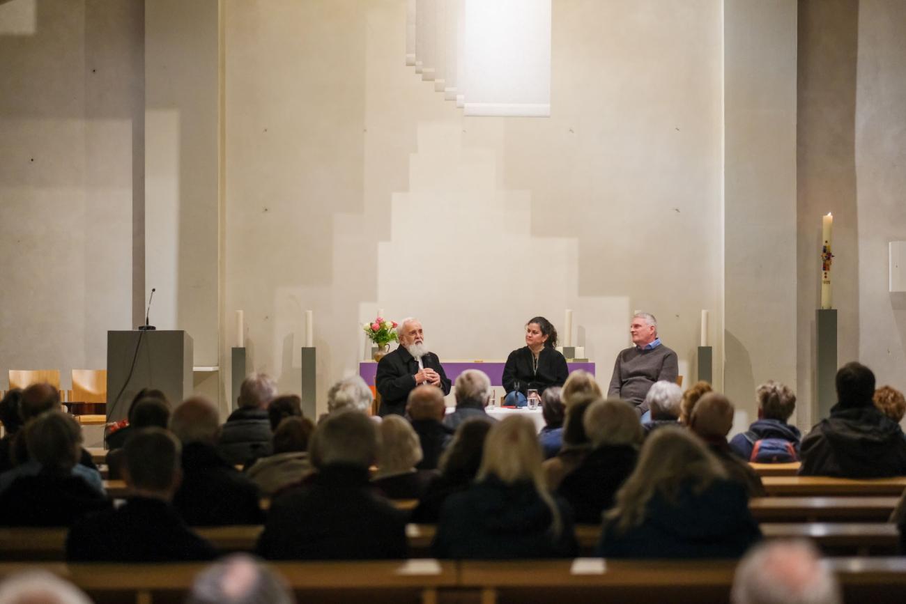 Menschen in einer Kirche
