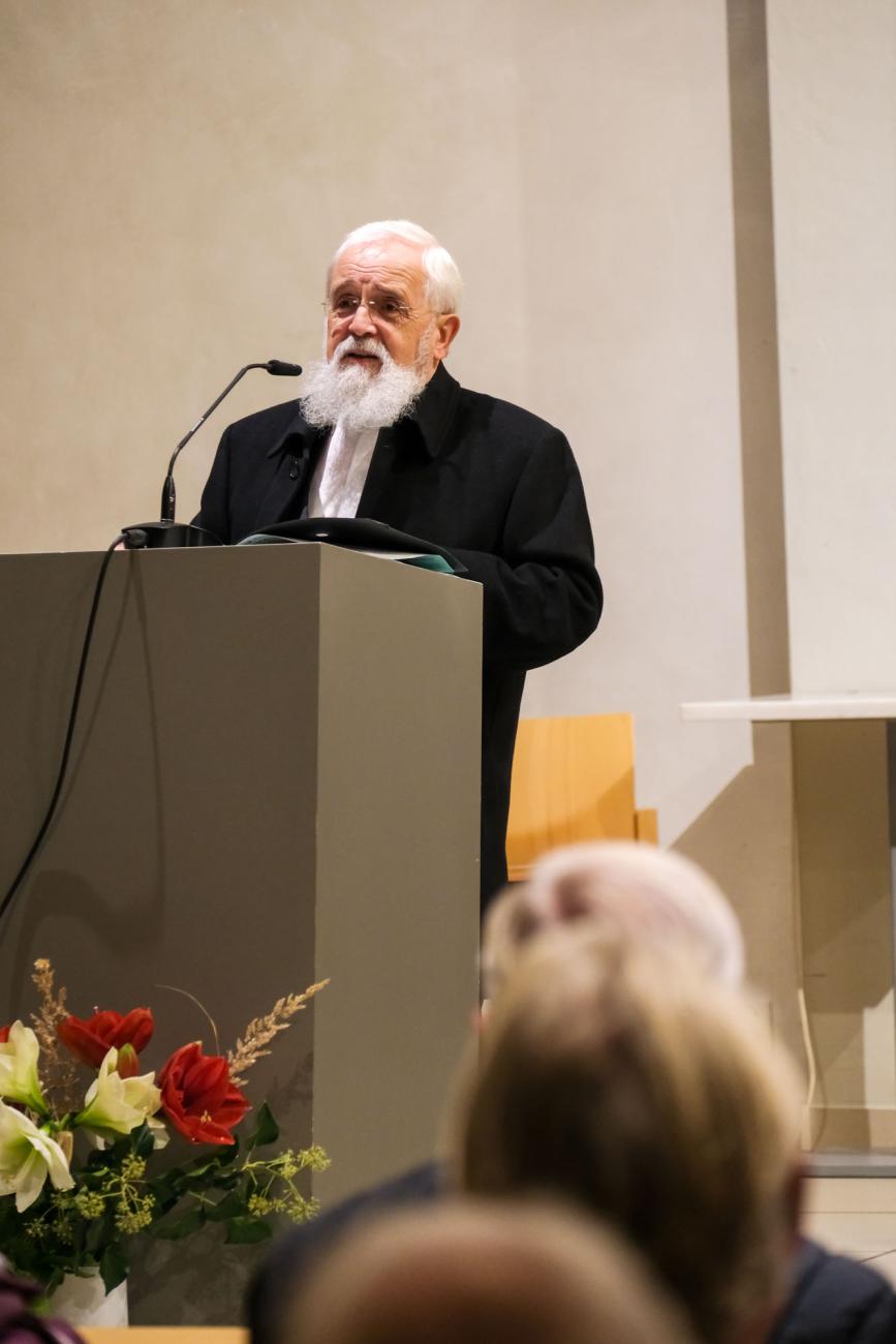 Menschen in einer Kirche