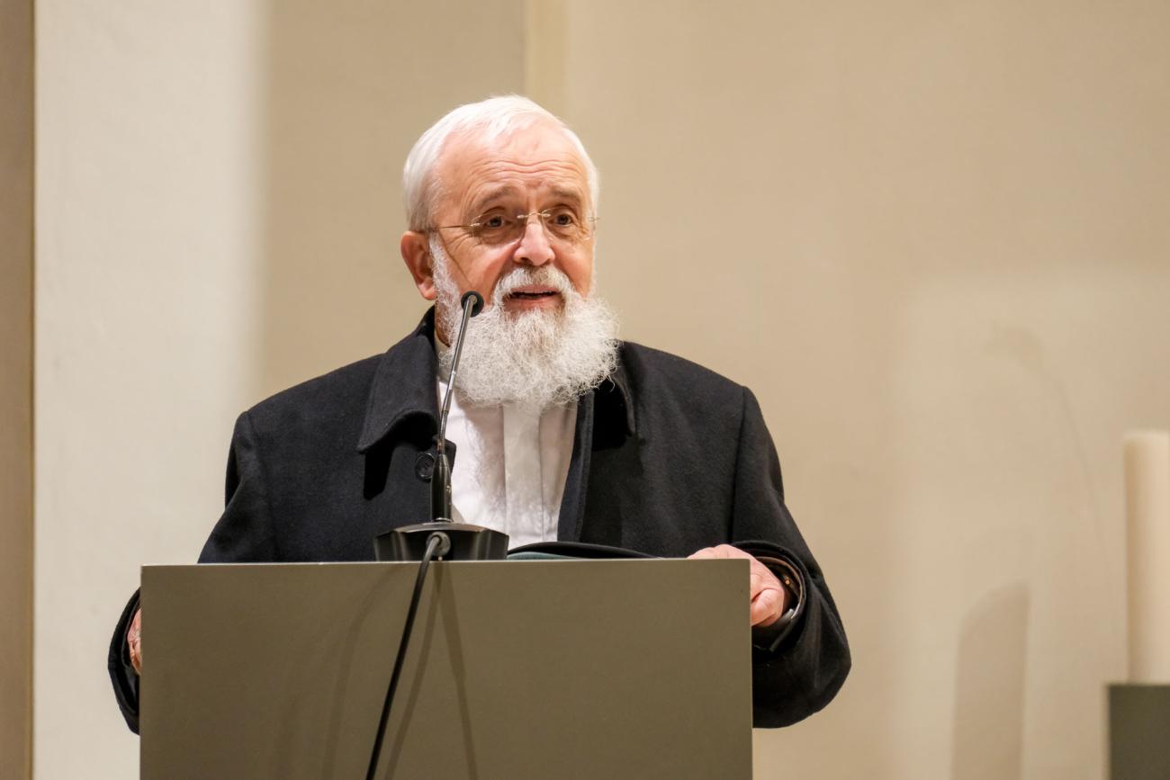 Menschen in einer Kirche