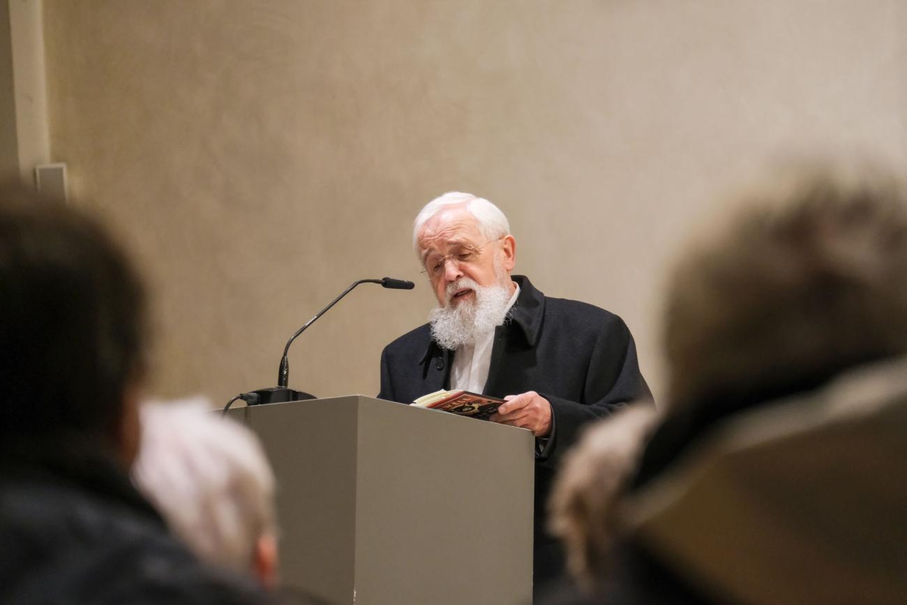 Menschen in einer Kirche