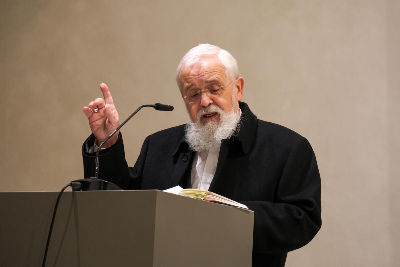 Menschen in einer Kirche