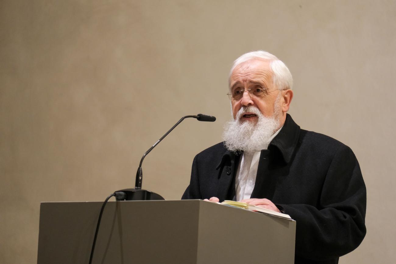 Menschen in einer Kirche