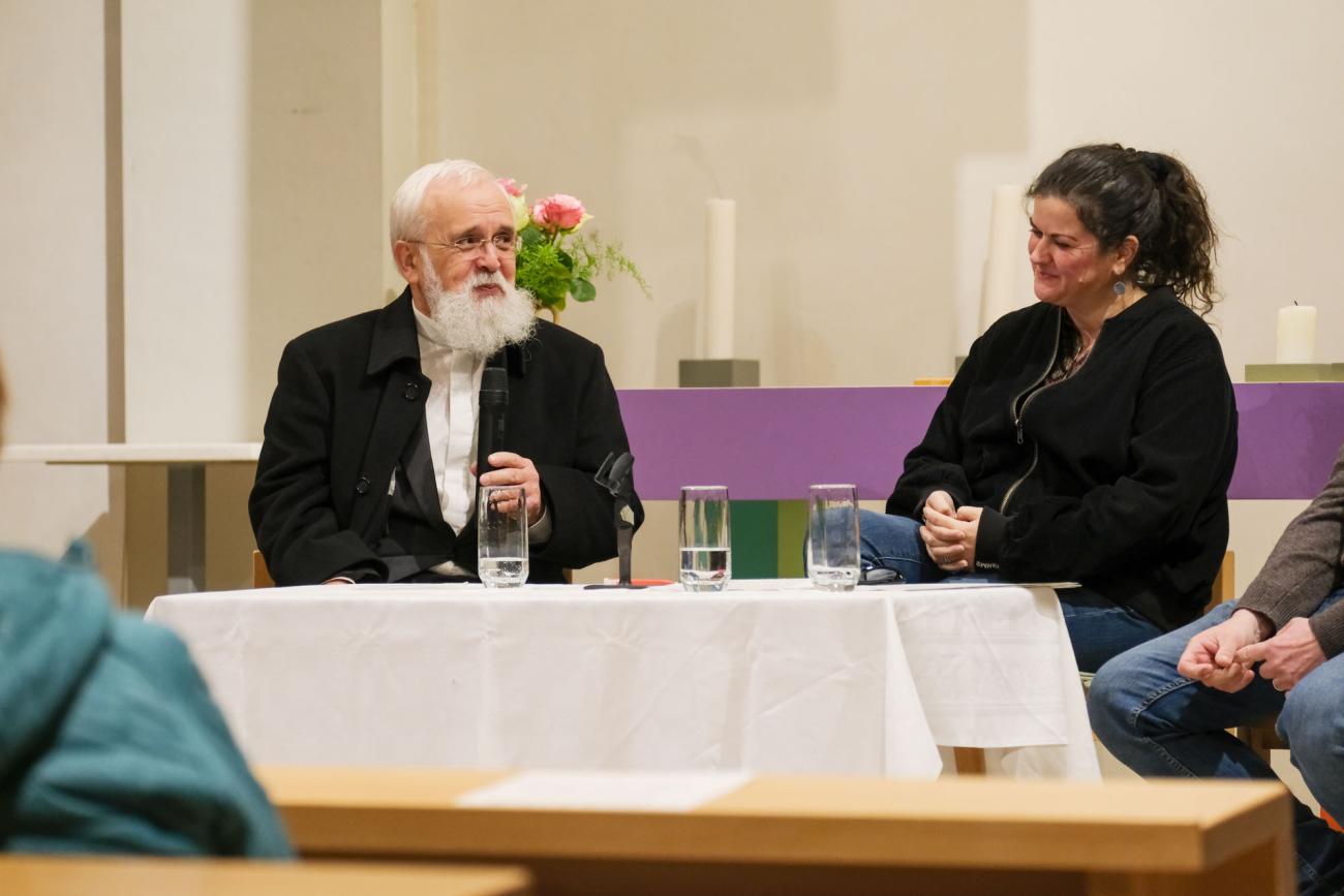 Menschen in einer Kirche