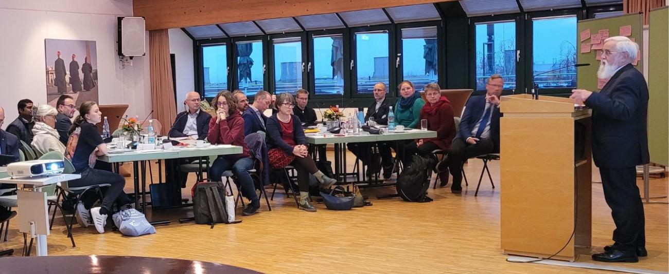 Menschen sitzen in einem Saal