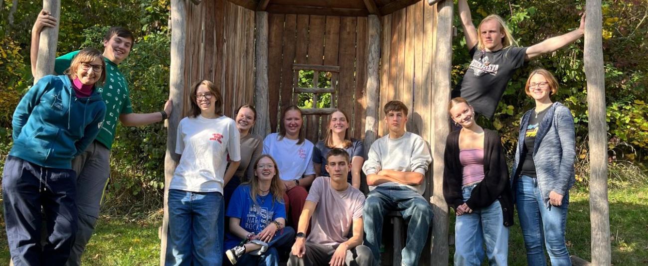 Jugendliche schauen in die Kamera