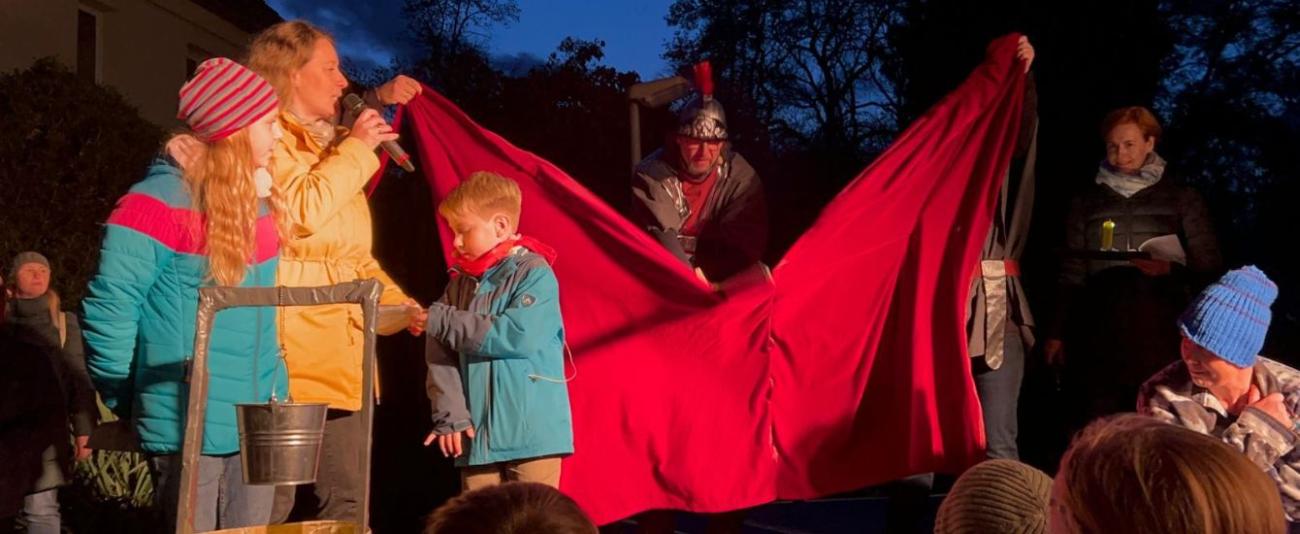 Menschen auf einer Bühne