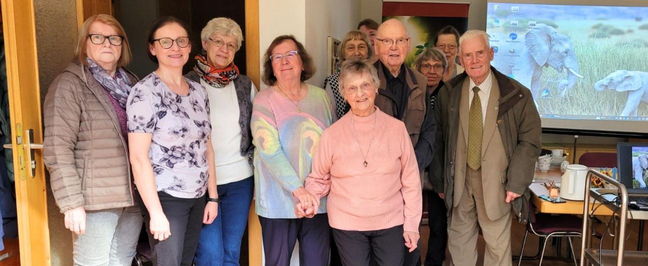 Menschen schauen in die Kamera