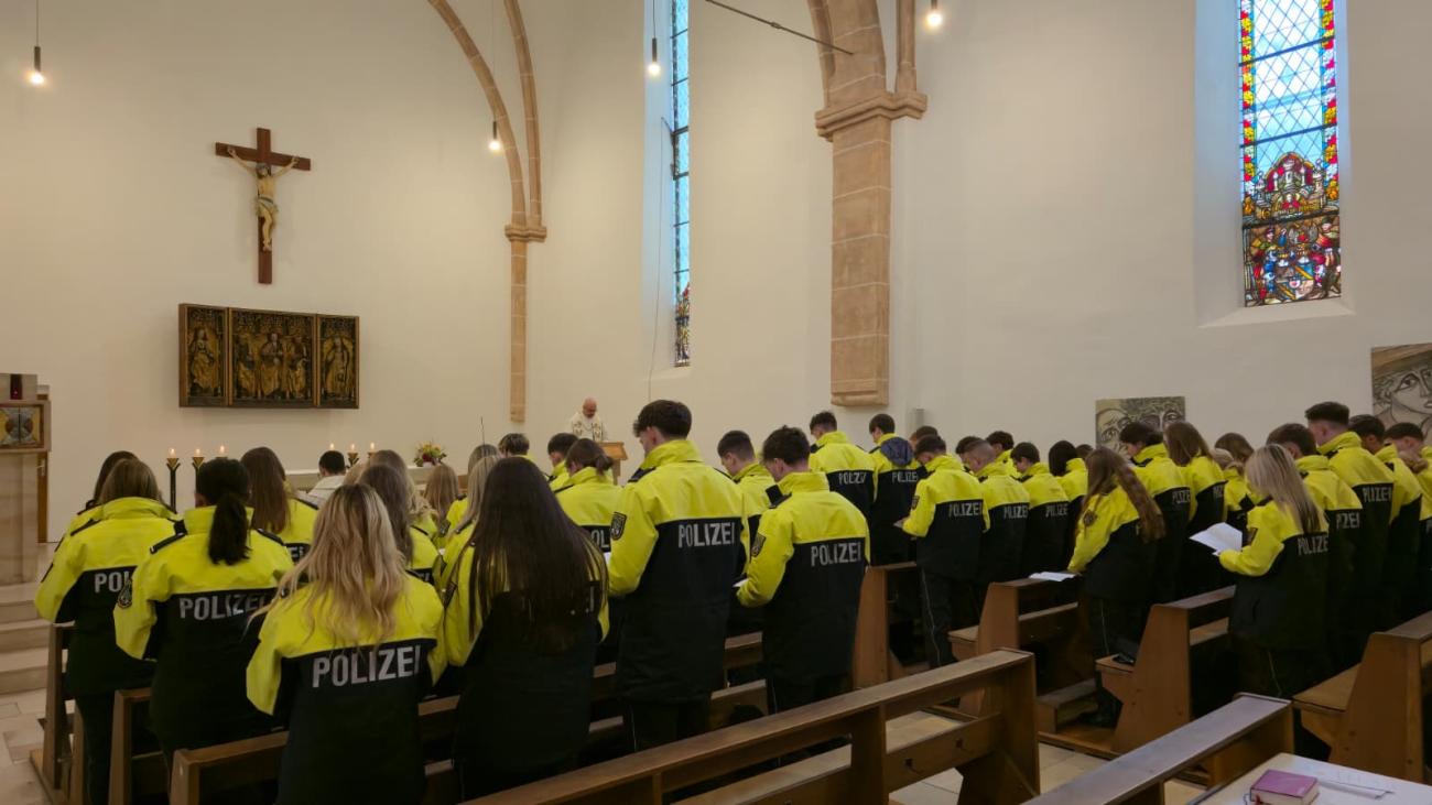Polizisten in einer Kirche