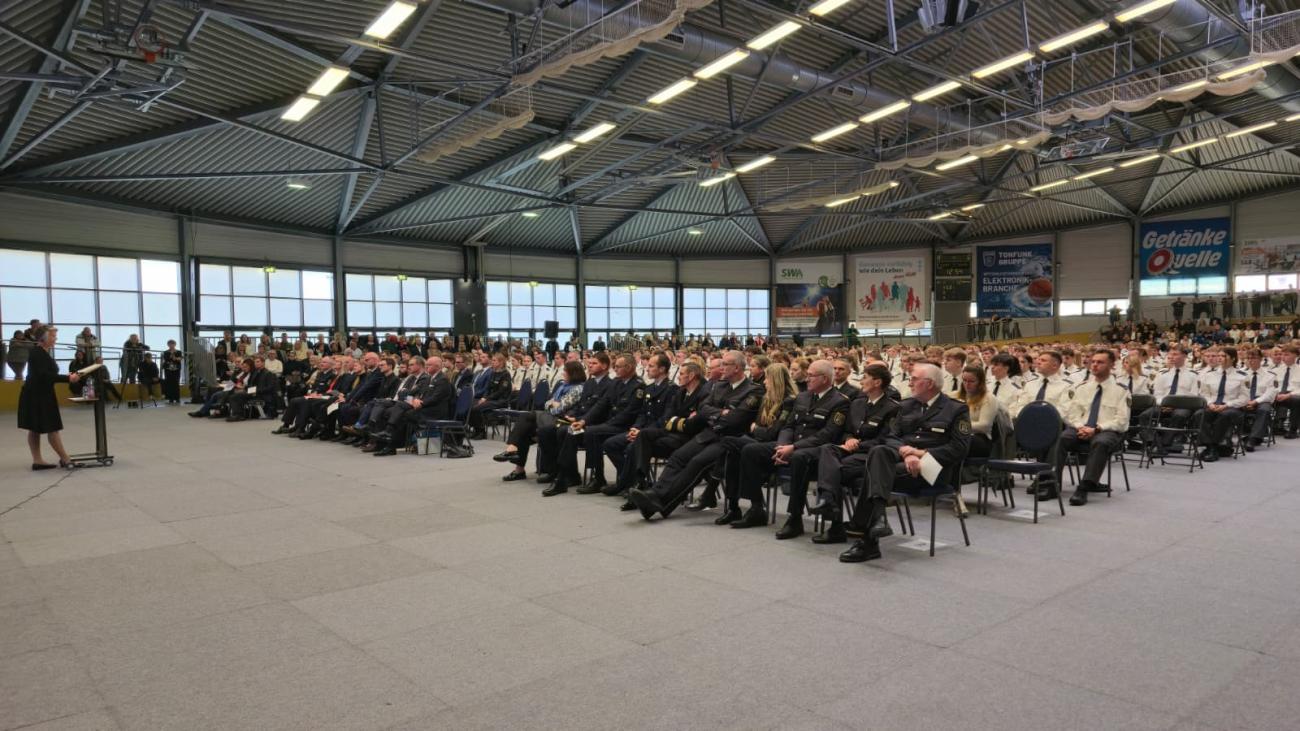 Menschen in einer Festhalle