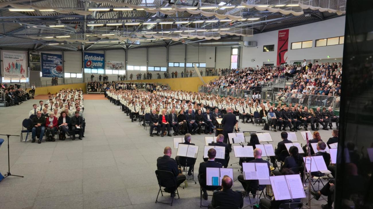 Menschen in einer Festhalle