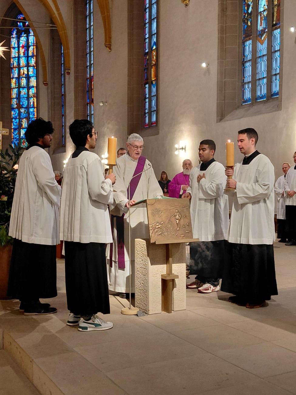 Diakon und Ministranten am Ambo