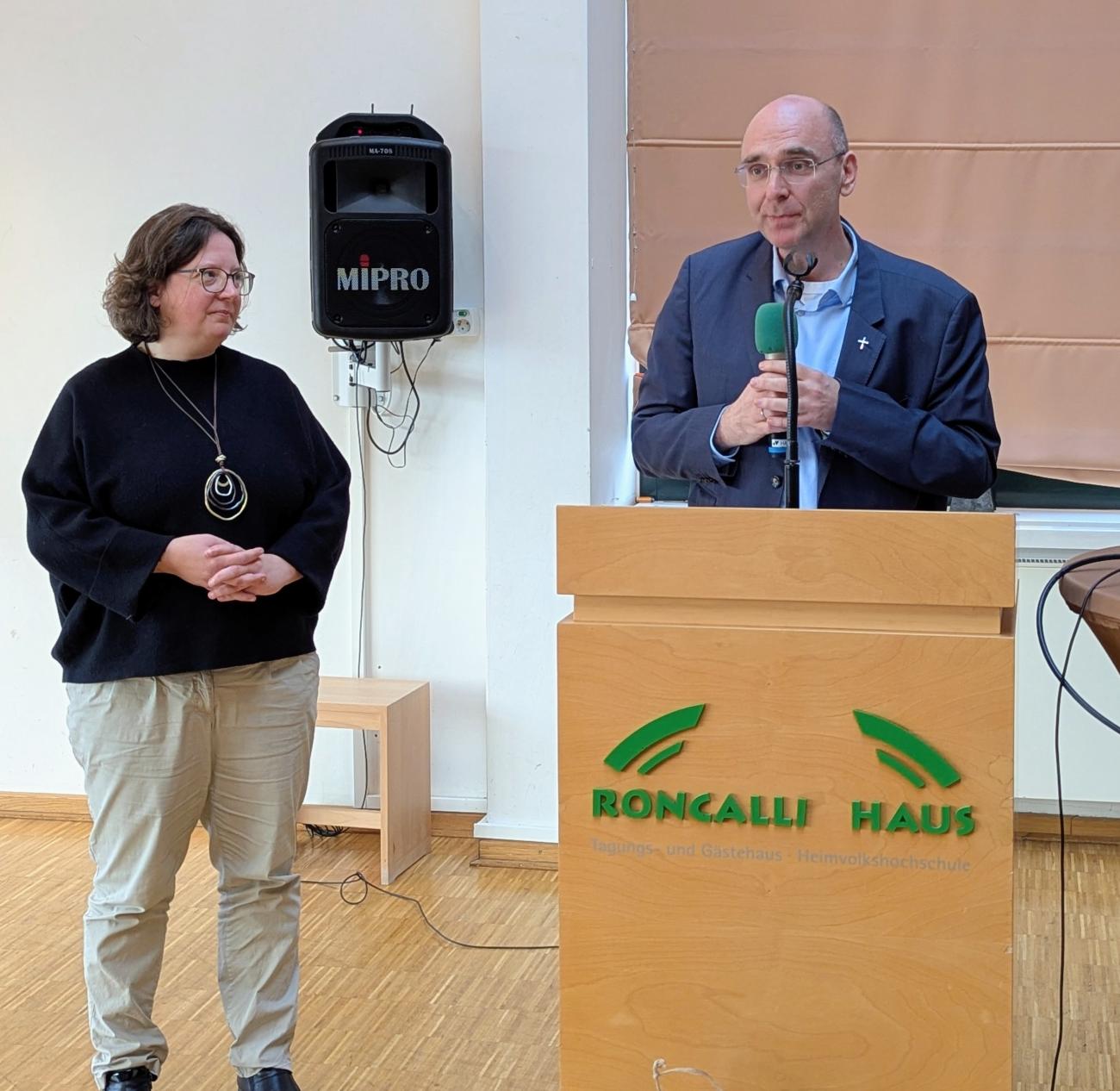 Zwei Menschen bei einem Vortrag