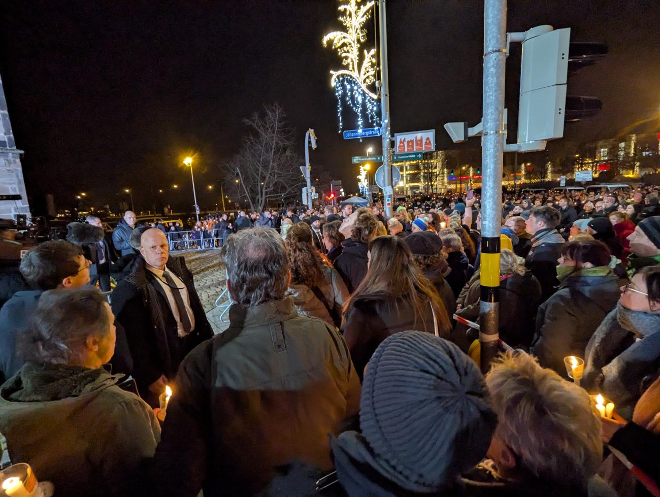 Menschen mit Kerzen vor der Johanniskirche Magdeburg