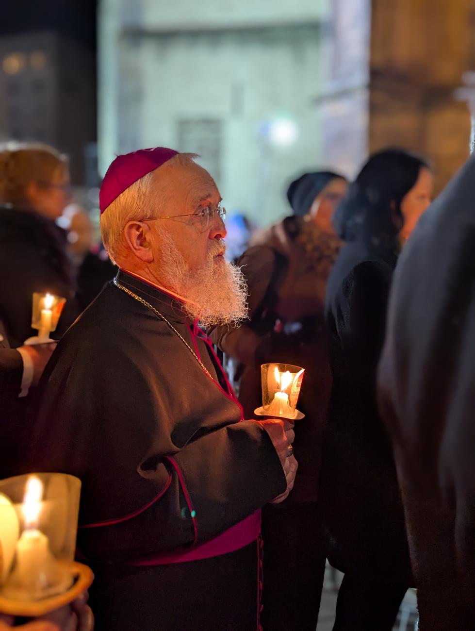 Bischof Feige mit Kerze
