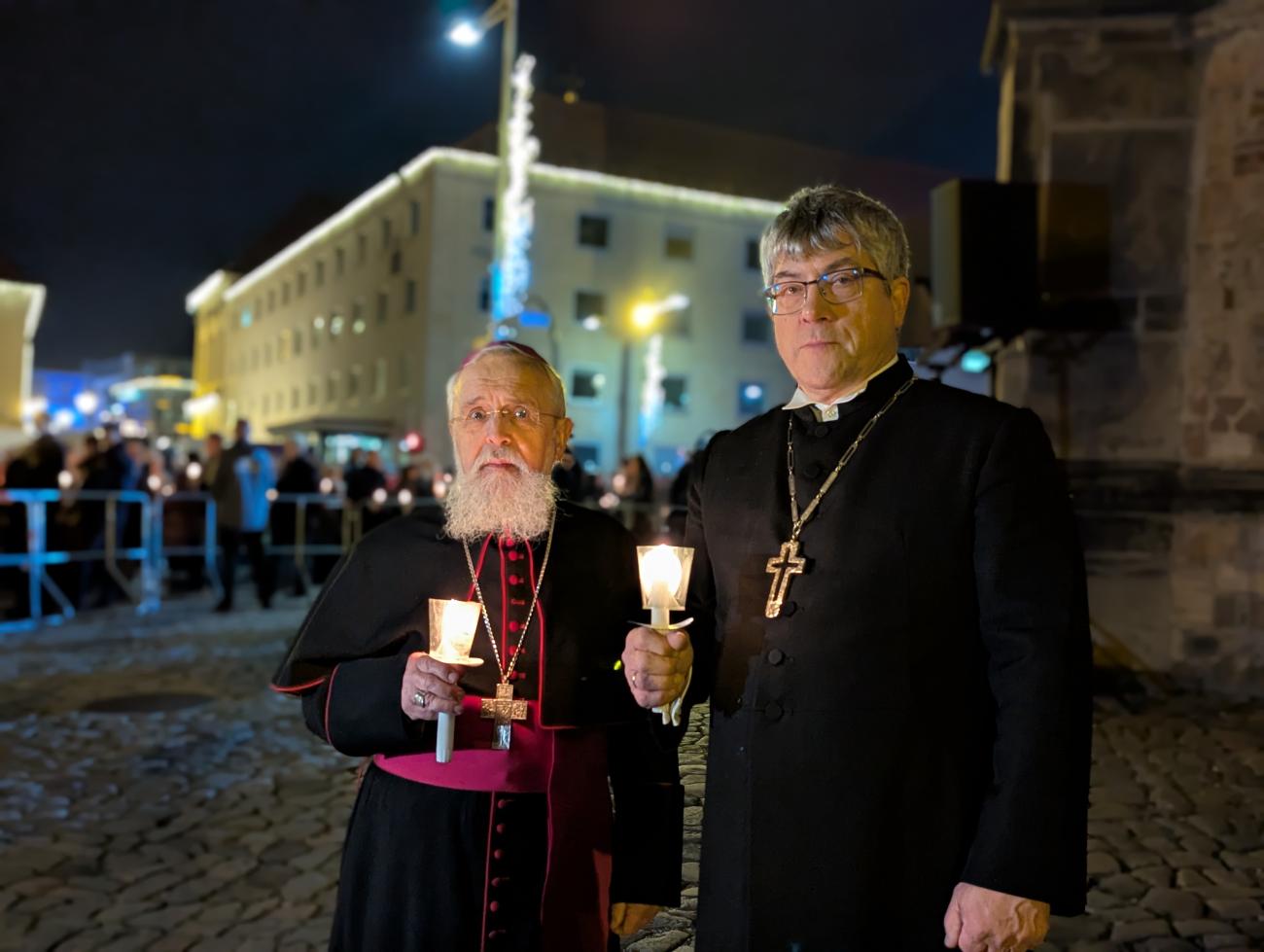 Bischöfe Feige und Kramer mit Kerzen