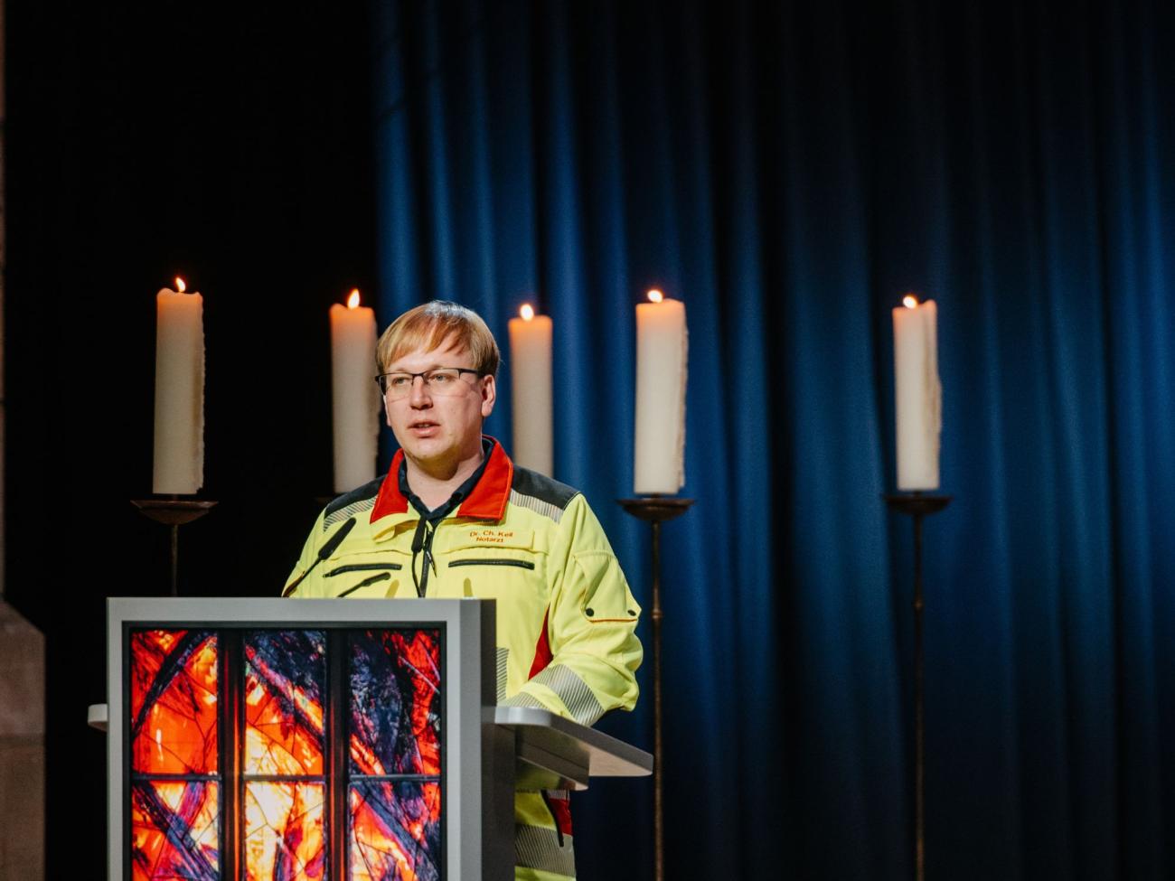 Ein Notfallarzt spricht am Rednerpult