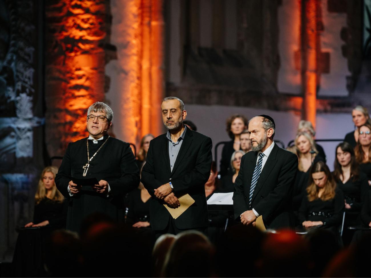 Geistliche auf einer Bühne