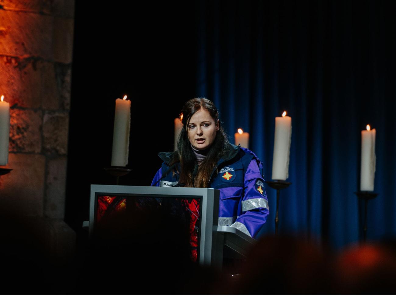 Eine Notfallseelsorgerin am Rednerpult