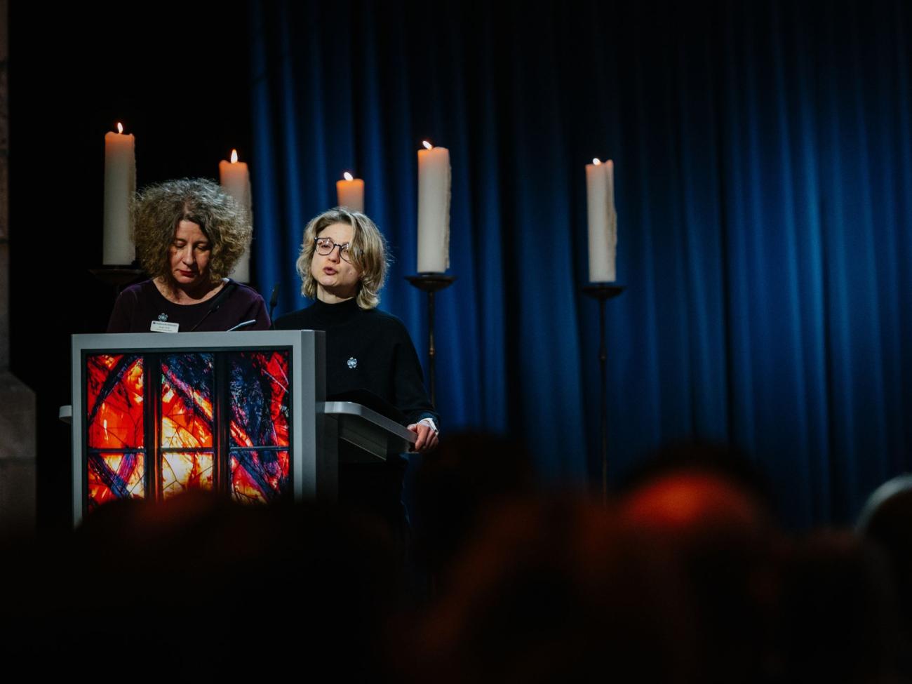 Eine Frau am Rednerpult