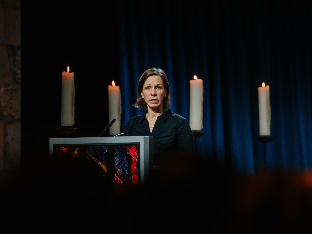 Eine Frau am Rednerpult