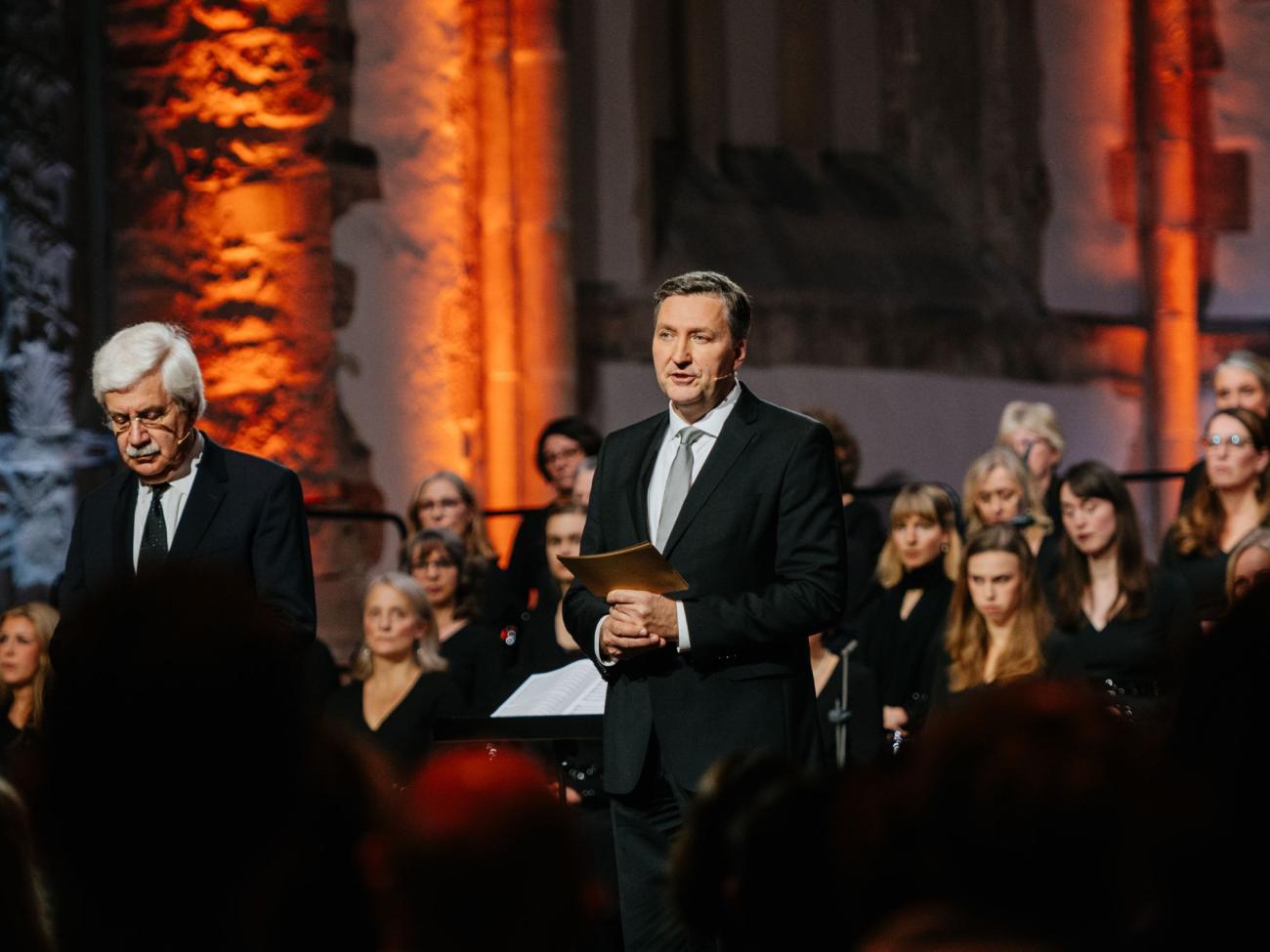 Menschen auf einer Bühne