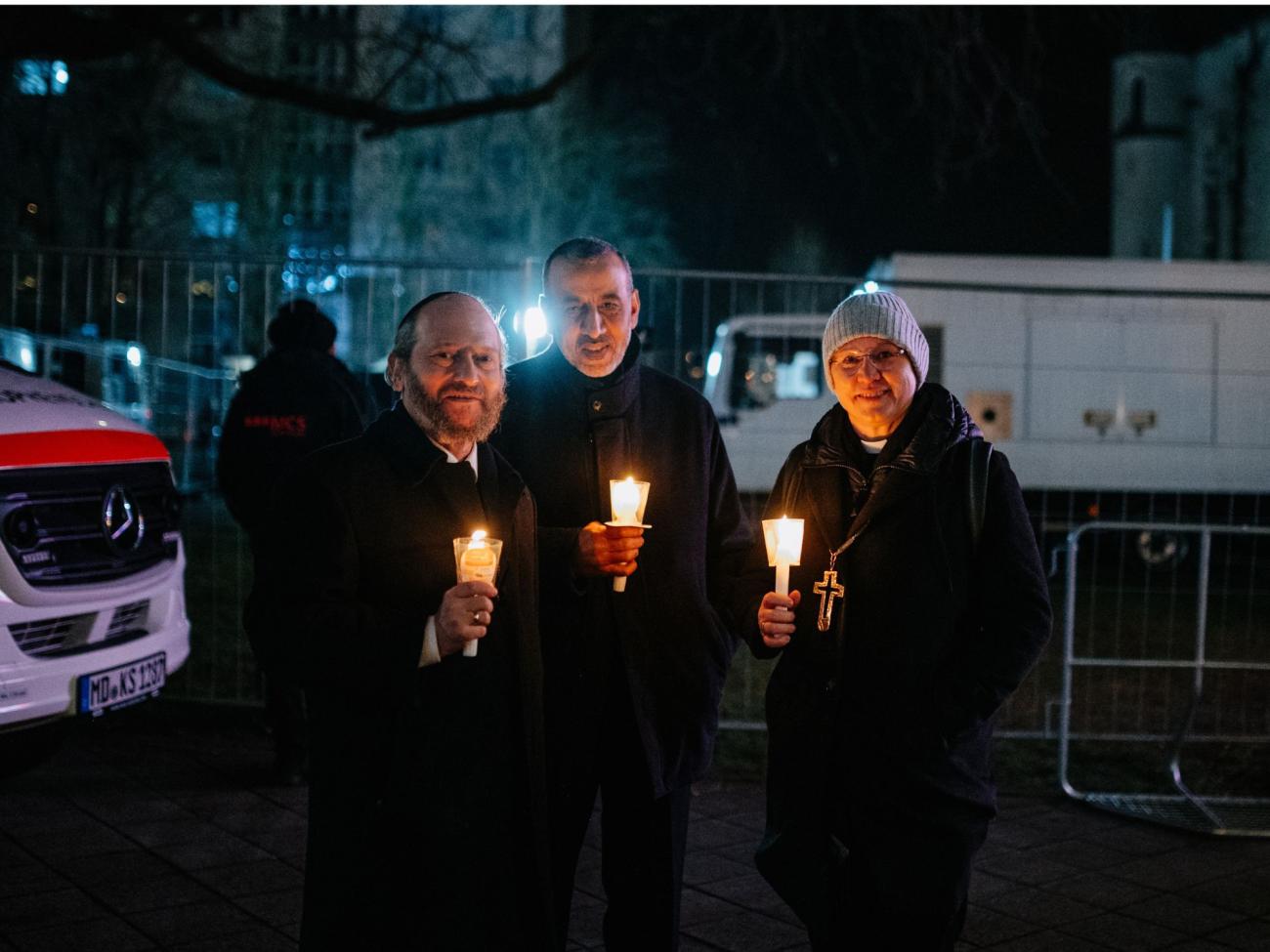 Menschen halten eine Kerze