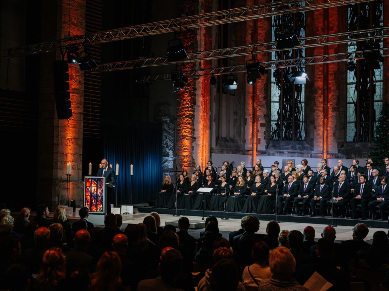 Kanzler Merz in der Johanniskirche