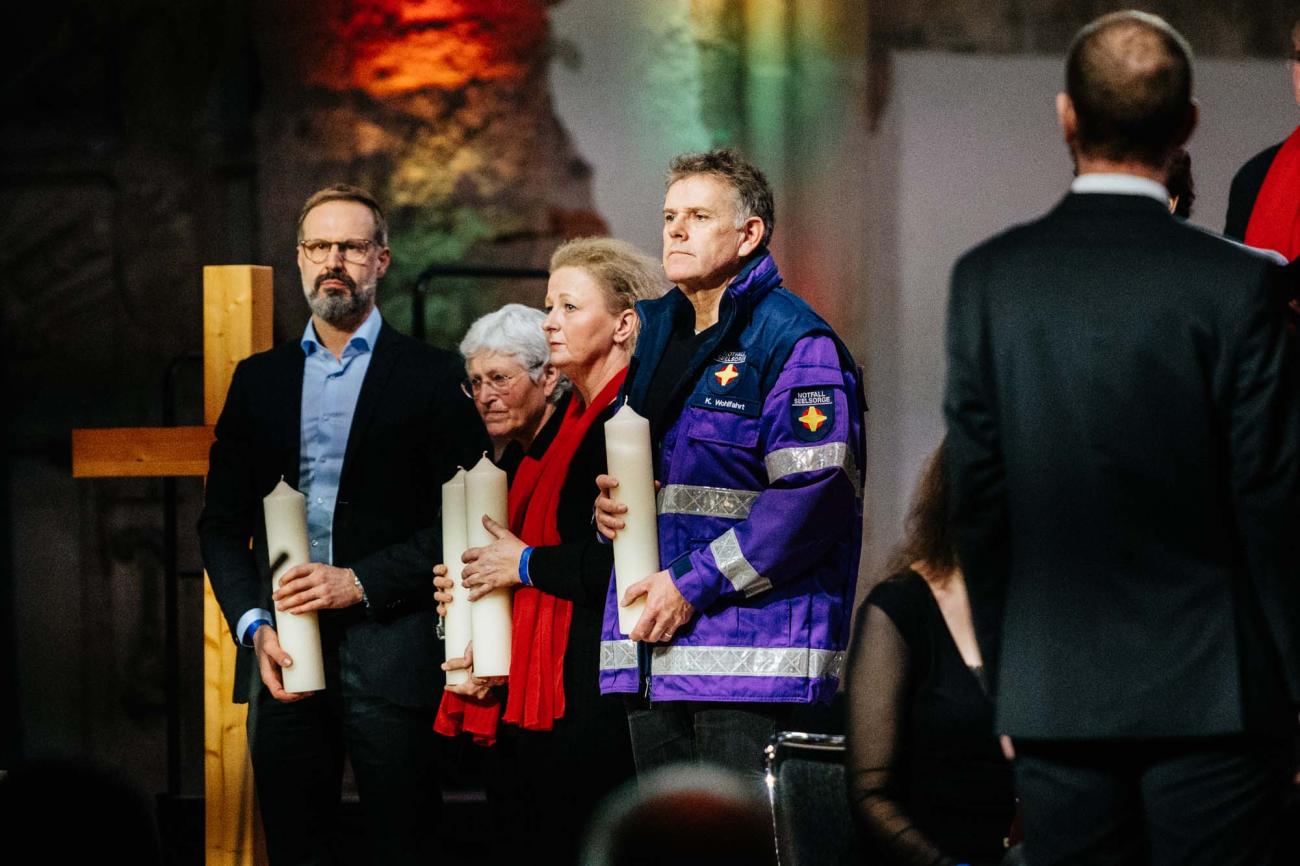 Menschen in einem Gottesdienst