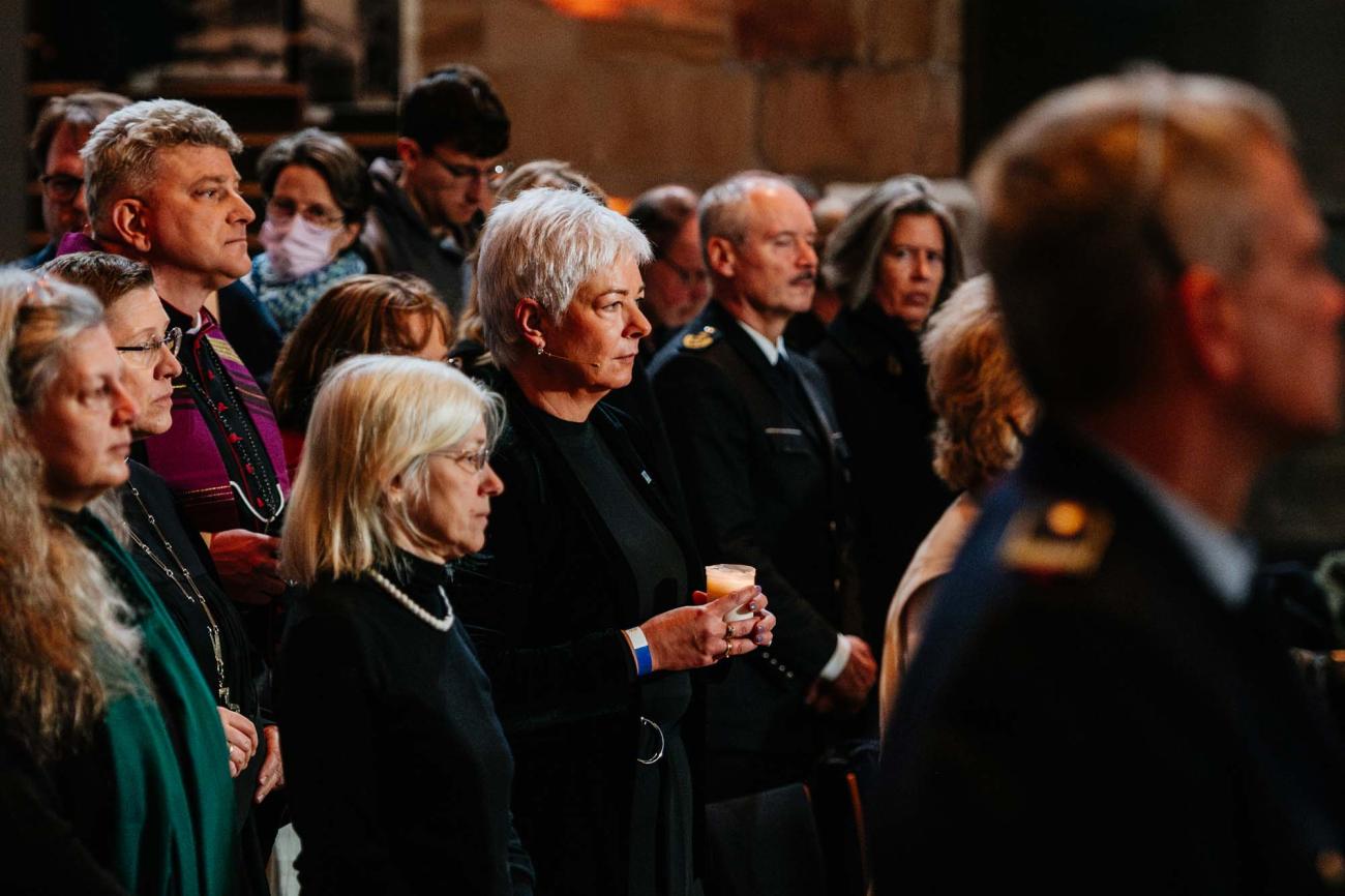 Menschen in einem Gottesdienst