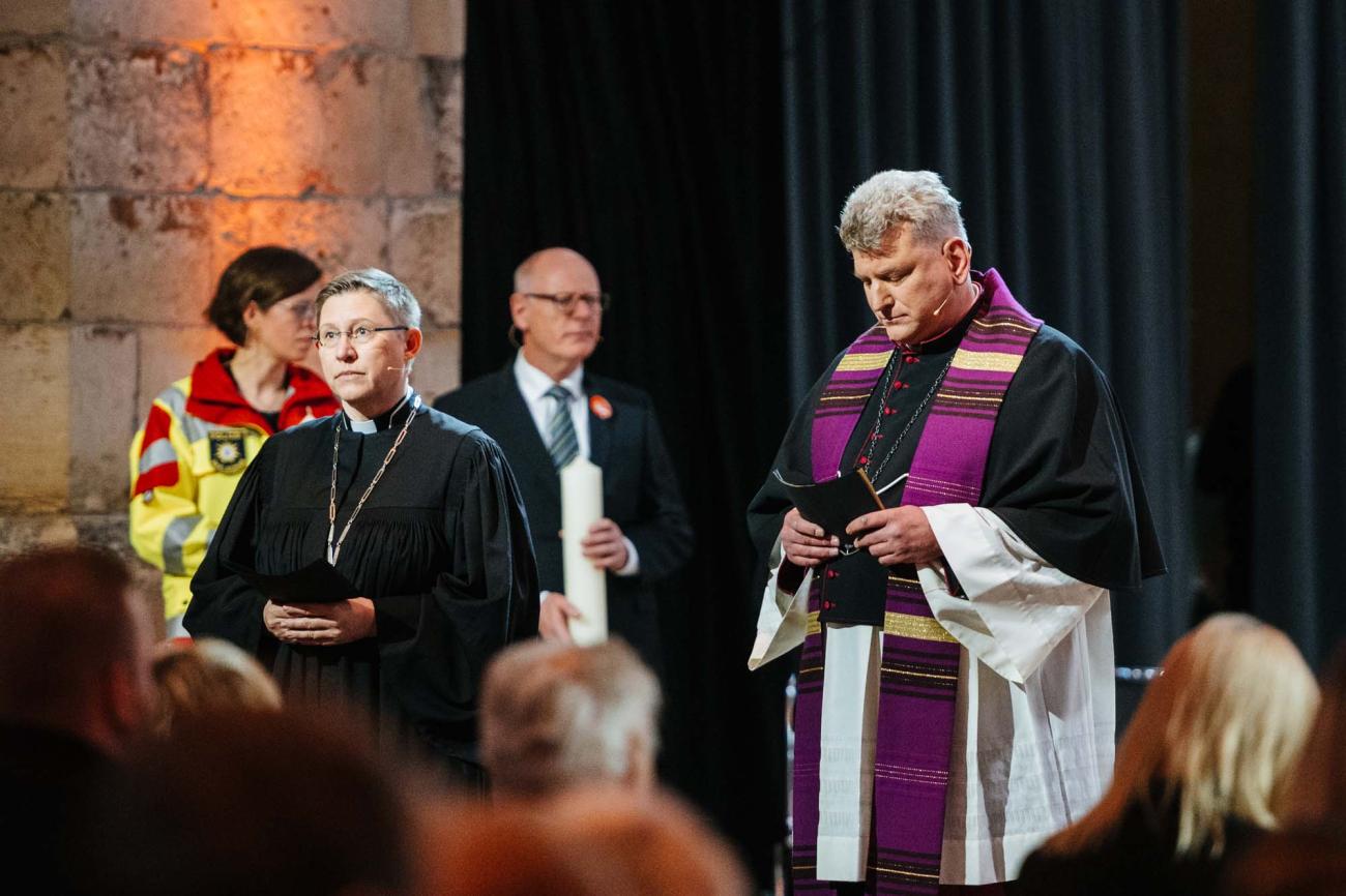 Menschen in einem Gottesdienst